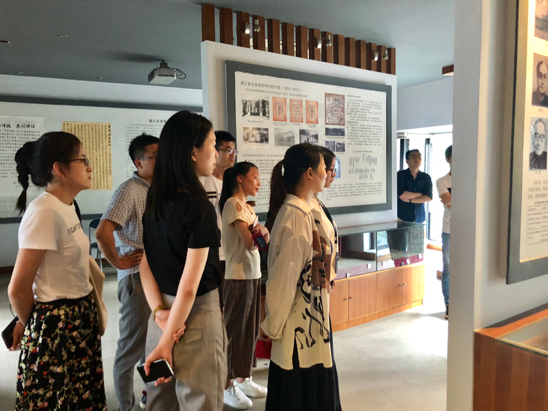 参观院史馆1.jpg